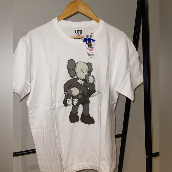 Men’s UT x Uniqlo KAWS T Shirt - Picture 1 of 4